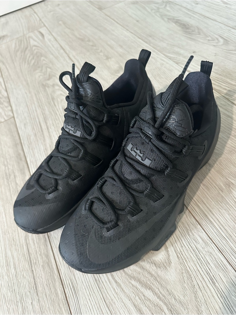 Men's Black Athletic Lace-Up Sneakers Nike LeBron Basketball size 10